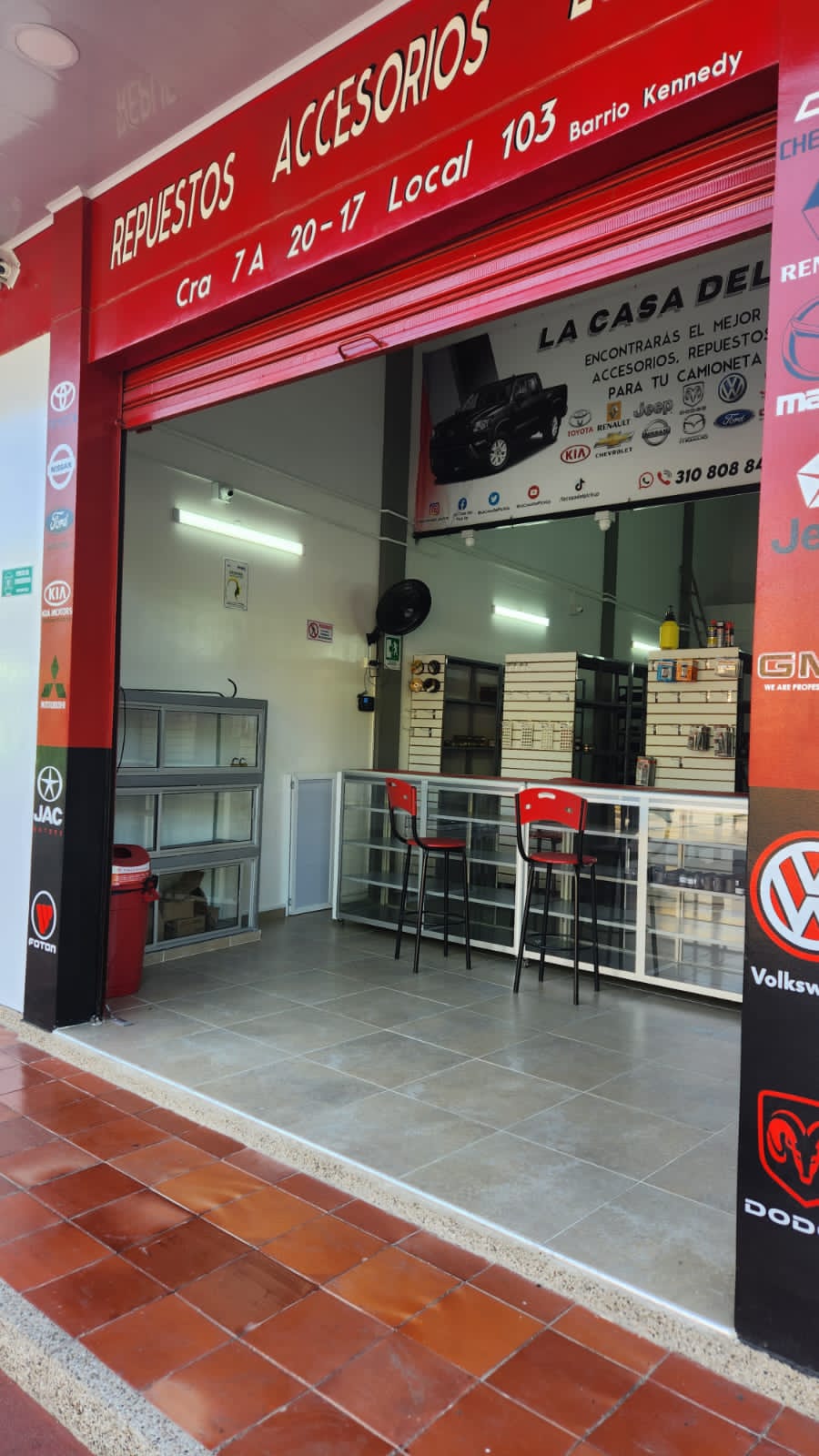 Interior de tienda con estanterías rojas y blancas