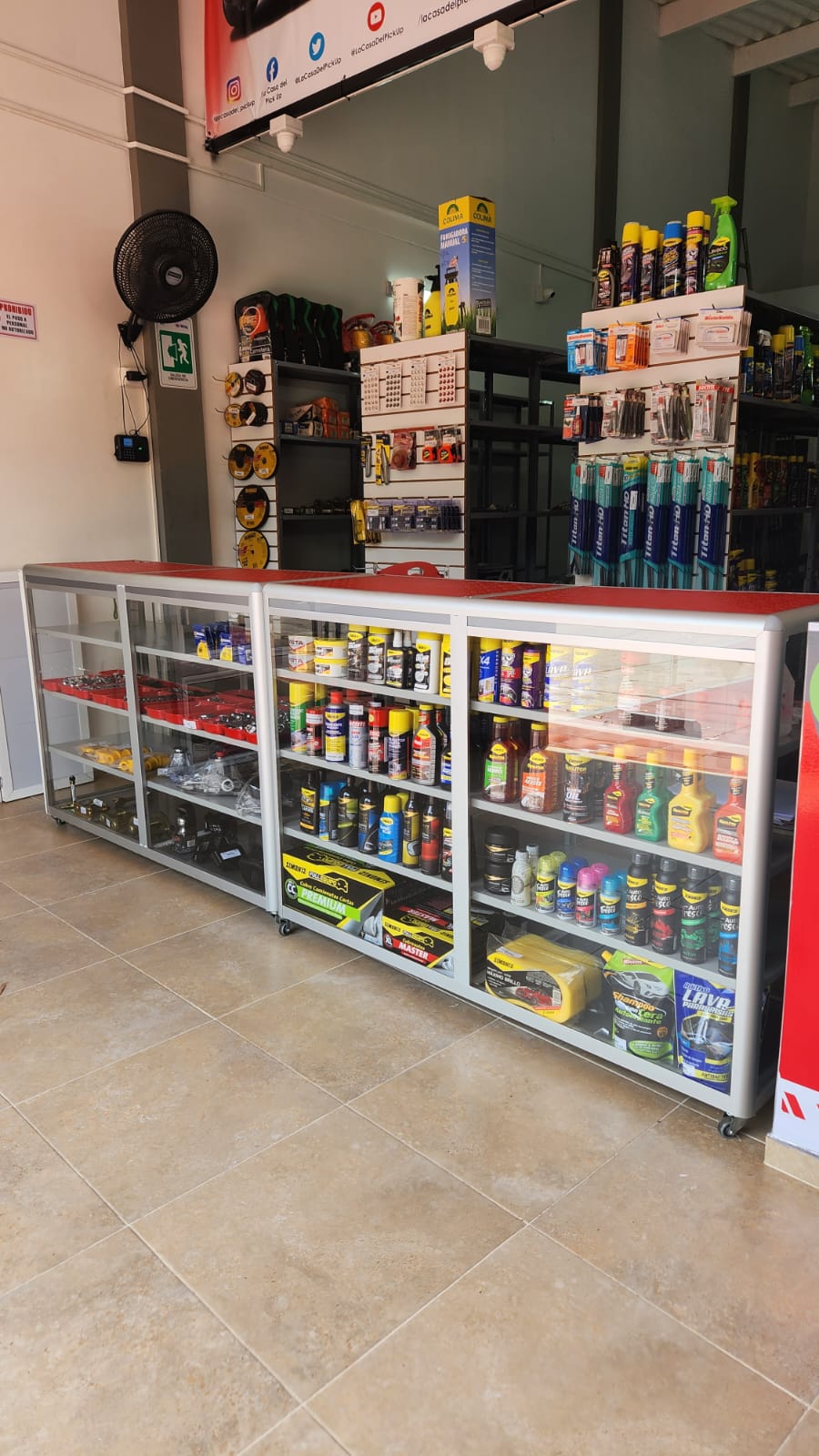 Estanterías con productos coloridos