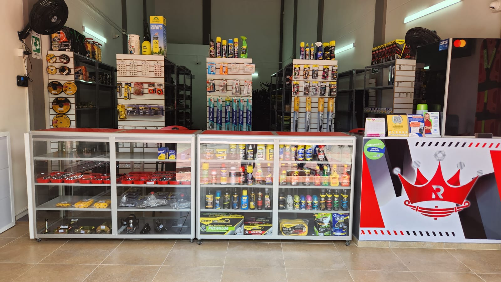 Estanterías de almacén con productos