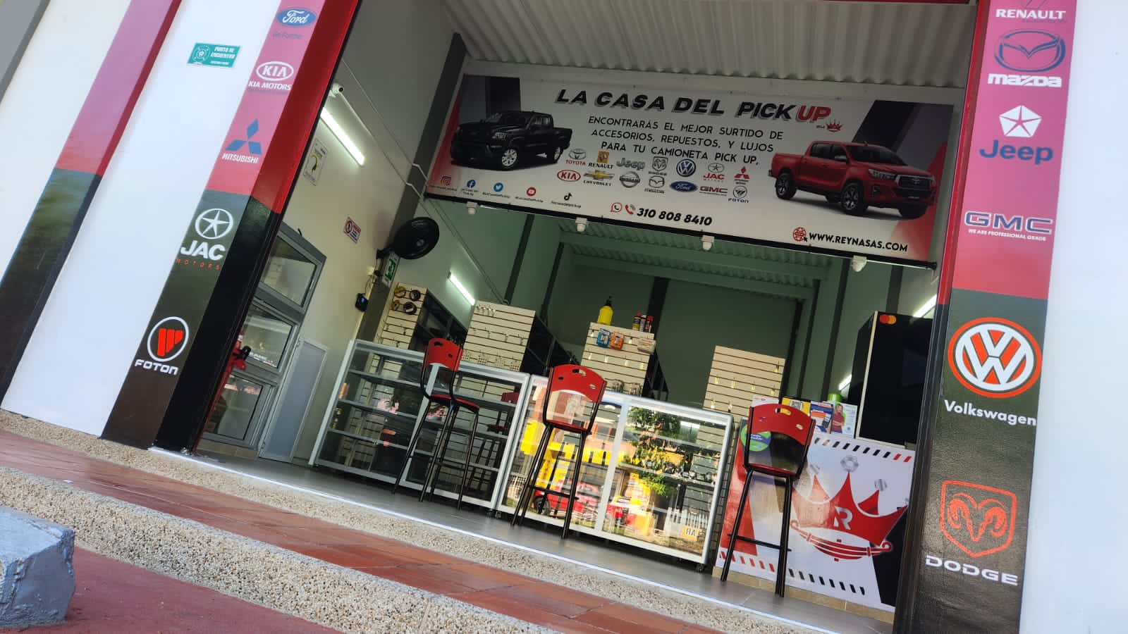 Exhibición de tienda con acentos rojos